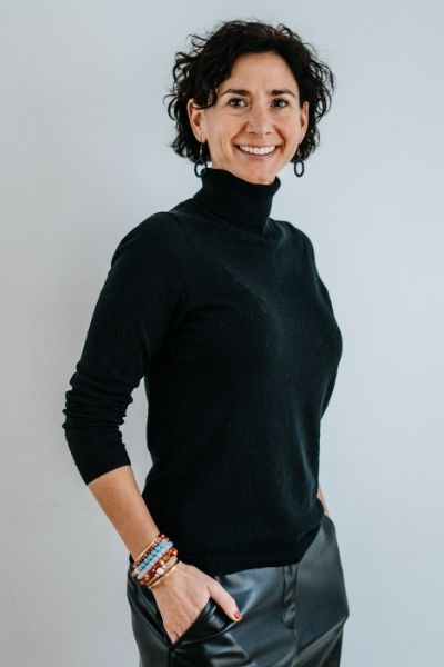 Claudia Potschigmann im Porträt, als Kontakt, für Fragen zum Workshop zur Persönlichkeitsentwicklung