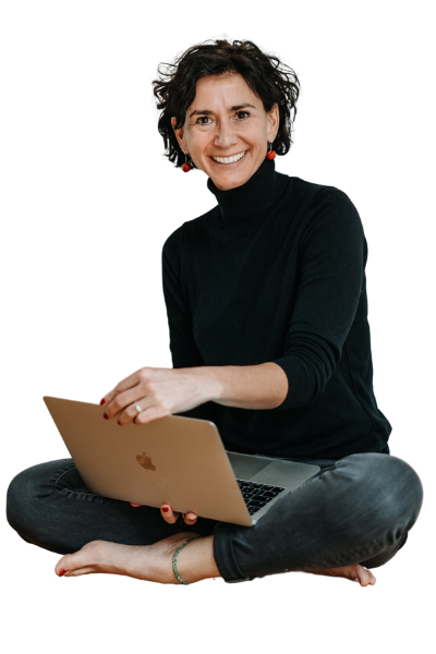 Claudia Potschigmann präsentiert Ihren Online-Kurs zur Persönlichkeitsentwicklung am Laptop