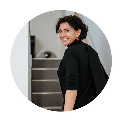 Claudia Potschigmann geht eine Treppe hinauf, mit Blick nach hinten, beim Selbstbewusstsein stärken online Kurs für Frauen.