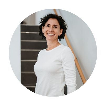 images-vor-einer-treppe-die-fuer-selbstvertrauen-staerken-im-kurs-steht Mit dem Kurs zur Persönlichkeitsentwicklung von Claudia stärken Frauen ihr Mindset und gehen die Erfolgstreppe im Business mit mehr Selbstvertrauen hinauf.