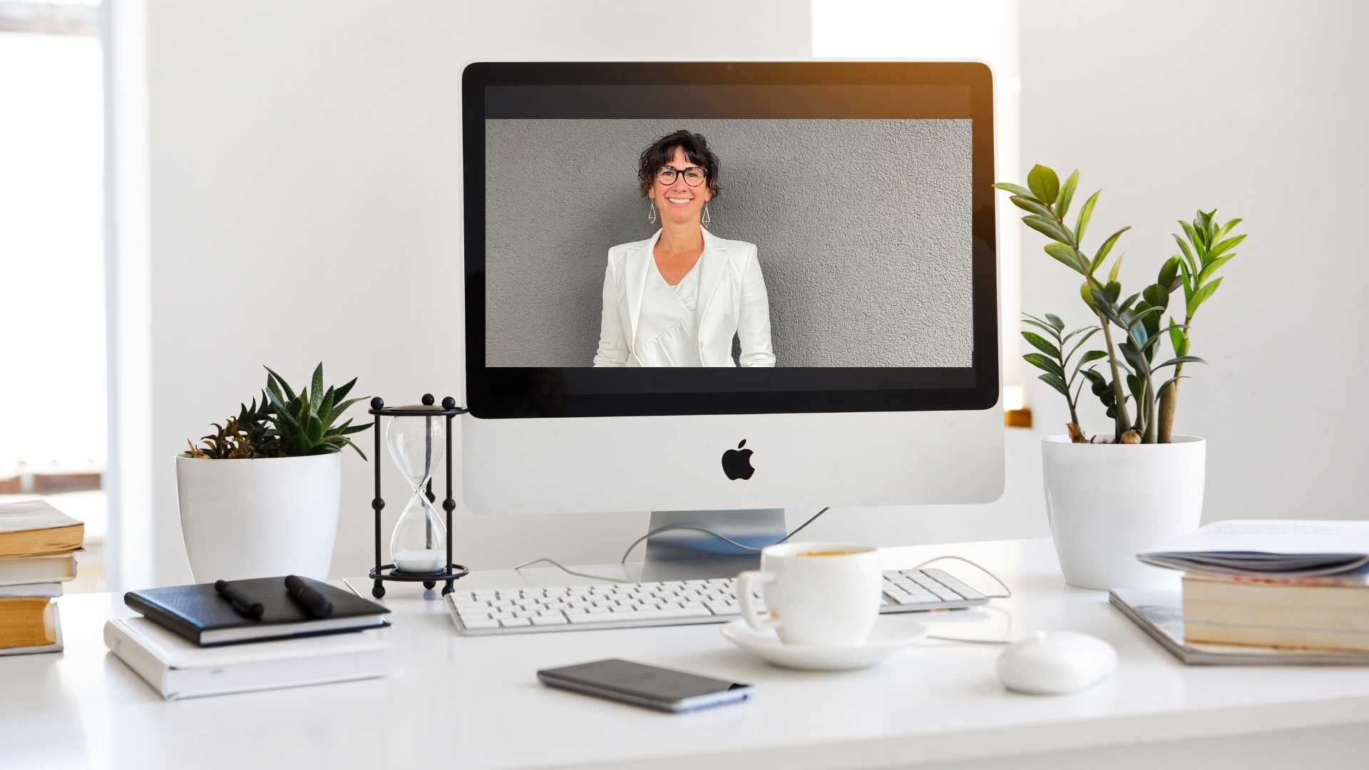 Als Business Coach für Frauen bietet Claudia Potschigmann auch online Kurse an, wie man hier auf einem iMac mit Claudia am Bildschirm sehen kann.