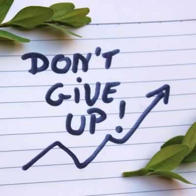 Ein Zettel ist hier zu sehen, auf dem steht "Don't give up", beim Artikel Ziele erreichen als Unternehmerin.