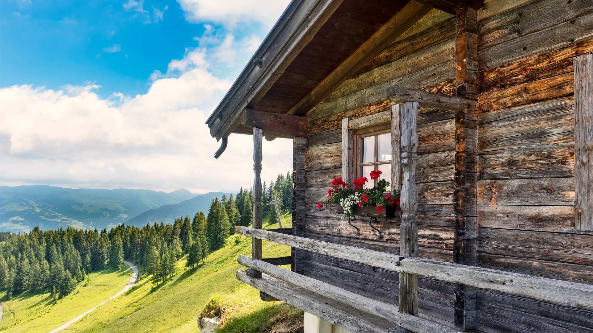 Hier sieht man eine Hütte mit Natur und Berge im Hintergrund für den Life Style Design Workshop in Österreich